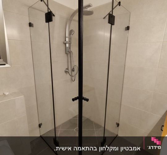 מקלחון זכוכית עם ראש מקלחת מתכתי